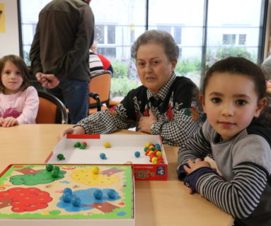 Les enfants de l'école Les Vallées, à Flers, rendent visite aux retraités