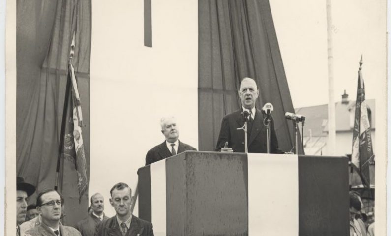 Gaulle de discours place Georges Vallée 1960 ph Surgeul