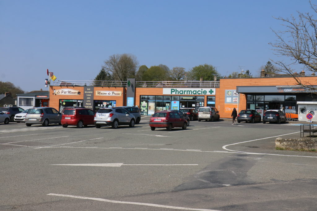 Commerces de la place Henrei-Buron à La Ferrière-aux-Etangs