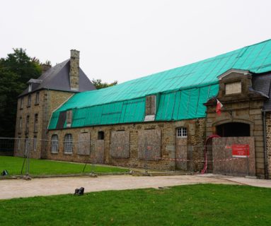 Début du curage de la mairie de Flers suite à son incendie