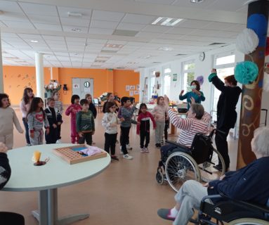 À Flers, les enfants de l'école Les Vallées ont rencontré les aînés