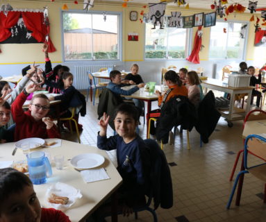 Le théâtre s'invite à la table des élèves des écoles publiques de Flers