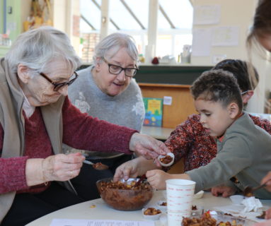 Des élèves de l'école Roland à Flers accueillent des résidents de l'EPHAD Maubert