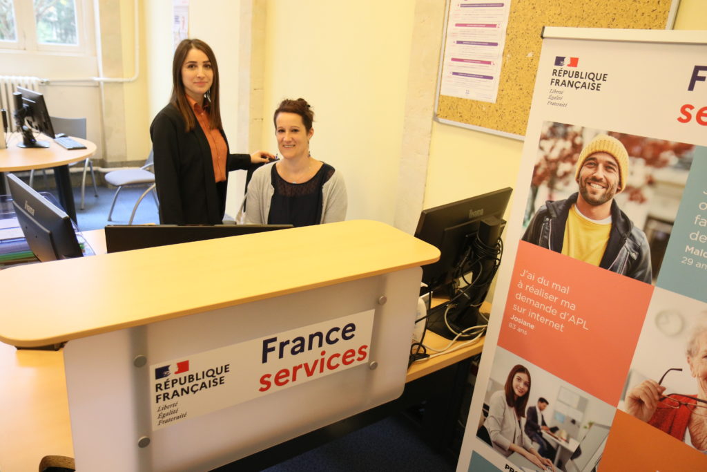 Les deux agents France Services à Flers.