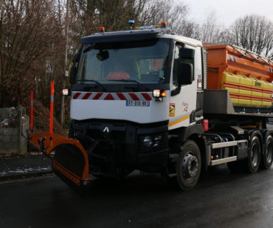 Neige et verglas : le service voirie de la Ville de Flers mobilisé