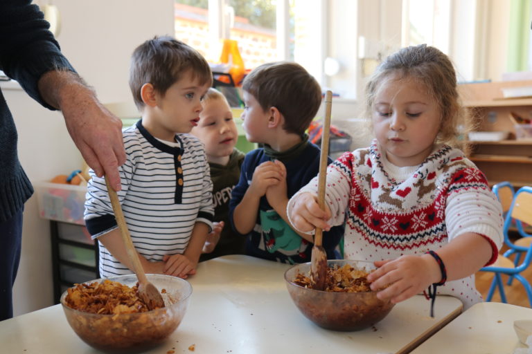 2022.12.09 Atelier pâtisserie de Noël maternelle Roland et résidents EPHAD Maubert (24)