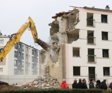 La démolition des Rubis, quartier Saint-Michel, à Flers, a commencé