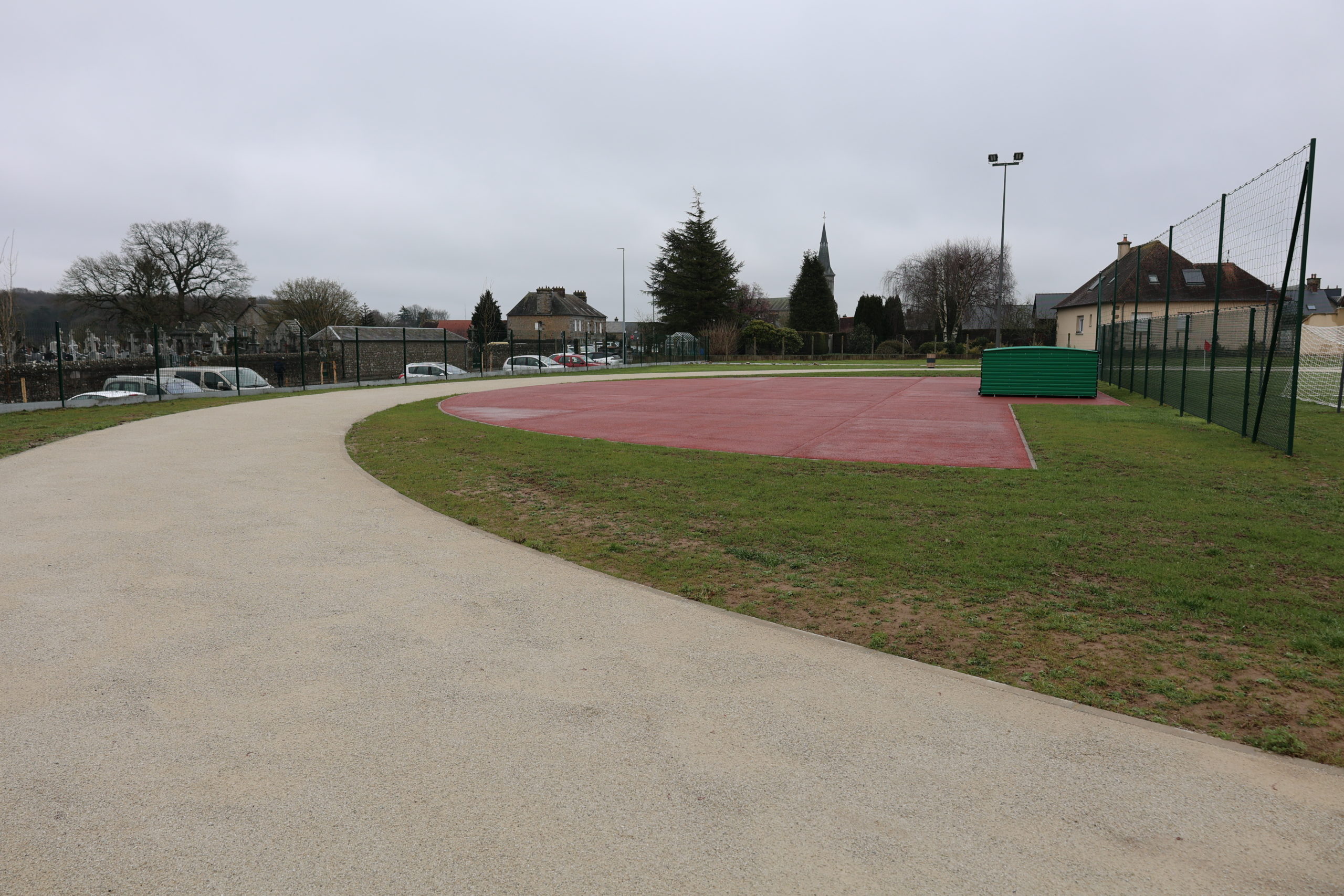 La piste d'athlétisme est équipée pour le saut en hauteur et en longueur.