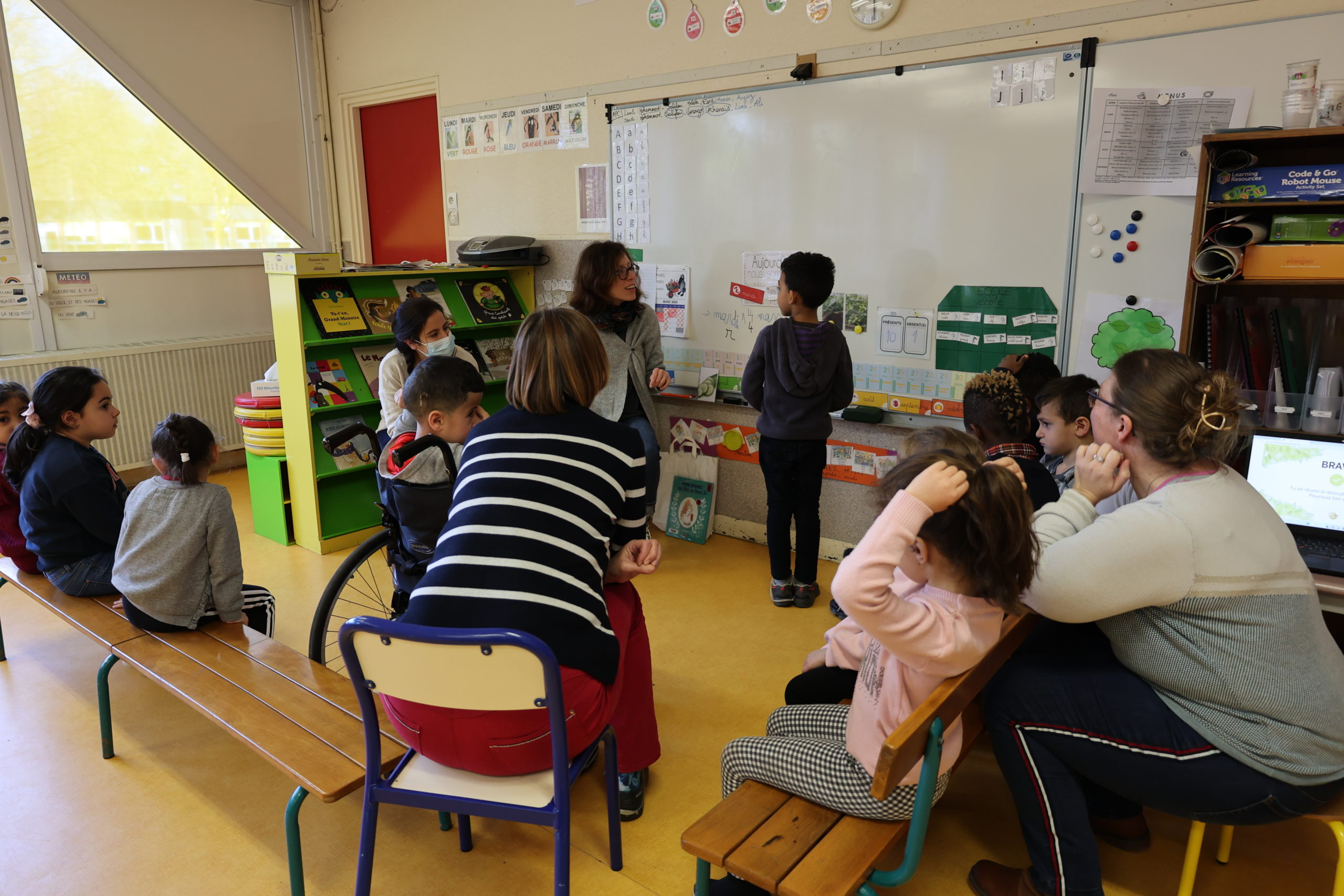 La bibliothécaire introduit la lecture par un jeu de devinette sur des images.