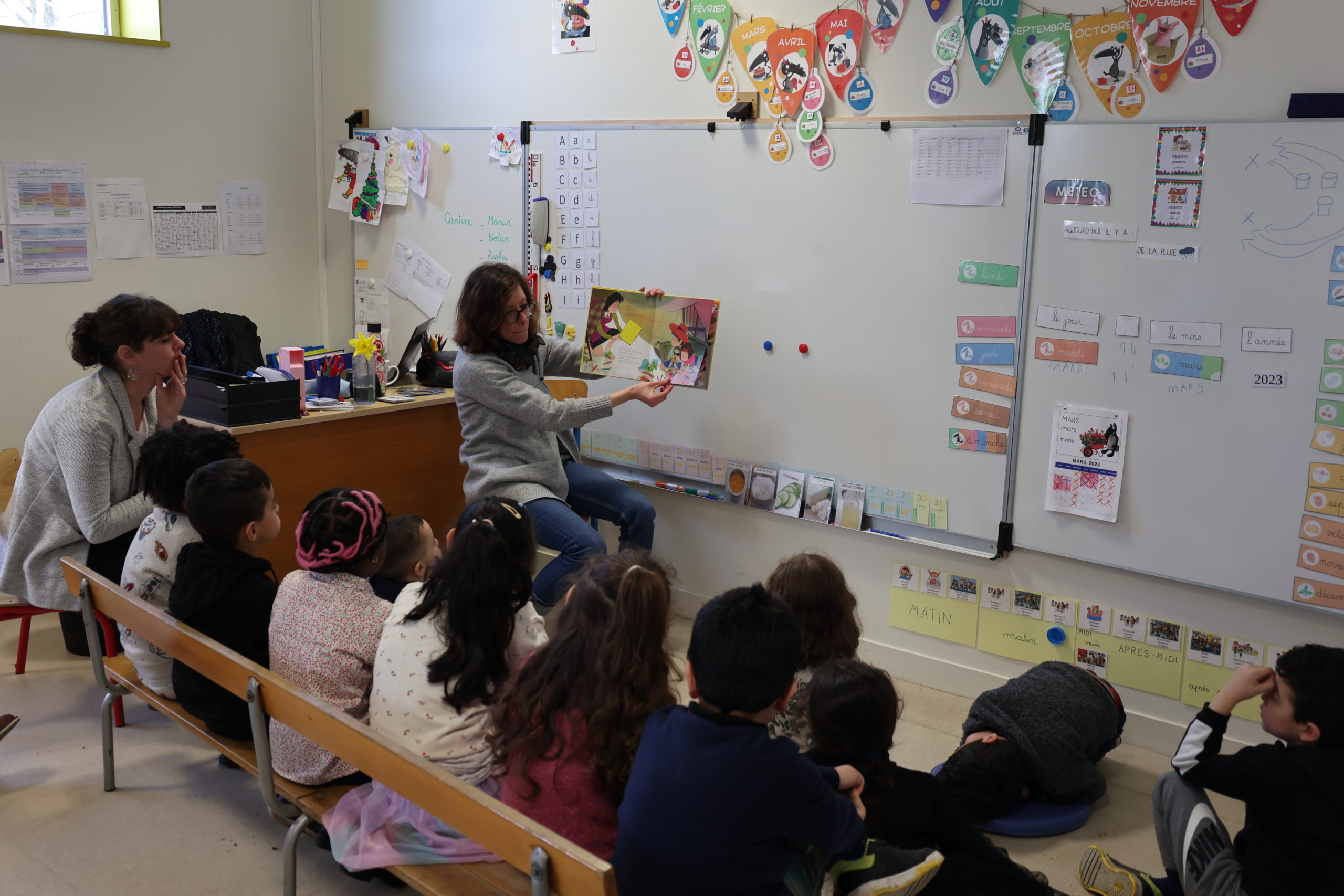 La séance se termine par la lecture d'histoires.