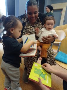 Cette maman a reçu un livre pour son second enfant. Elle visite depuis régulièrement la médiathèque.