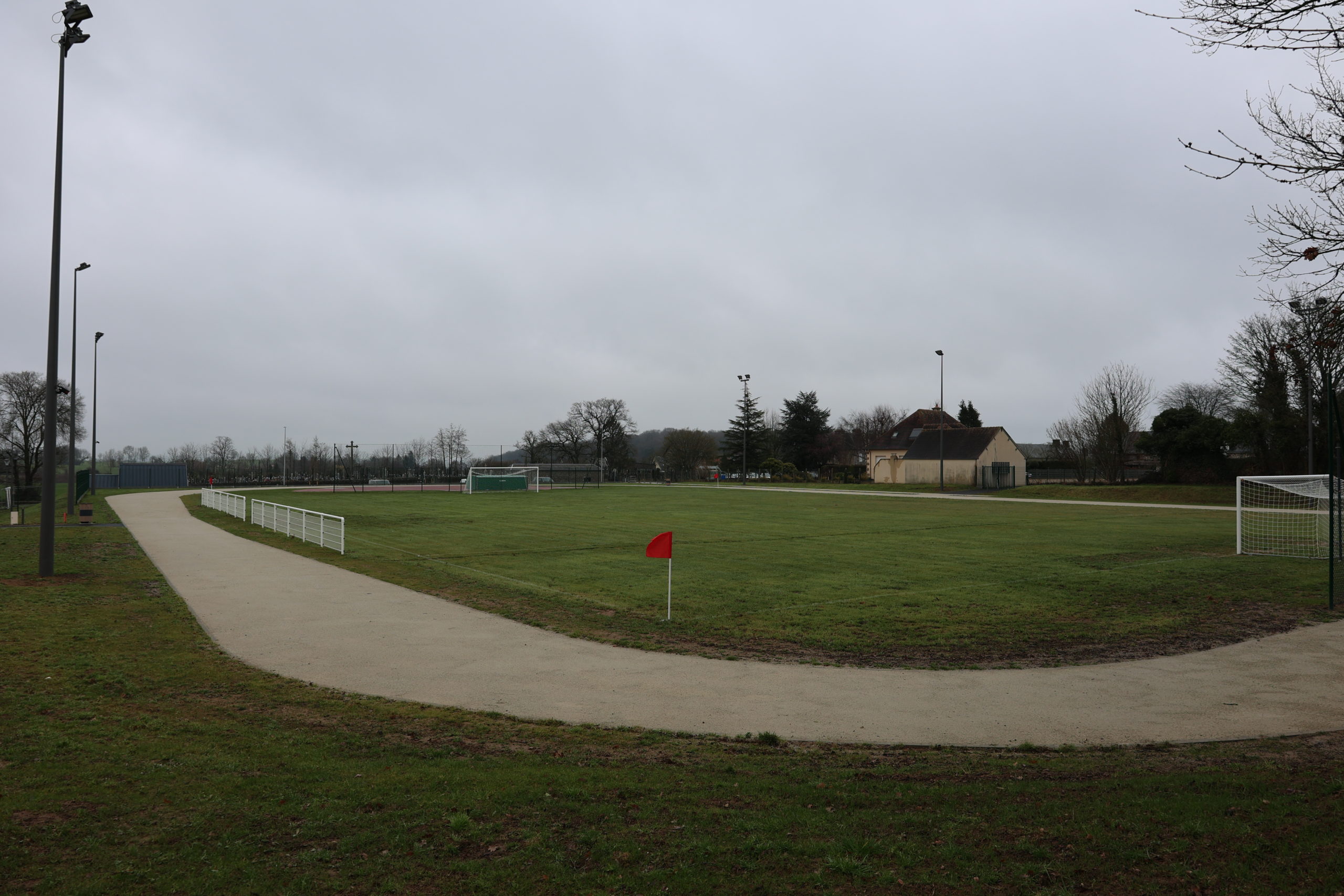 La piste d'athlétisme et le terrain de football