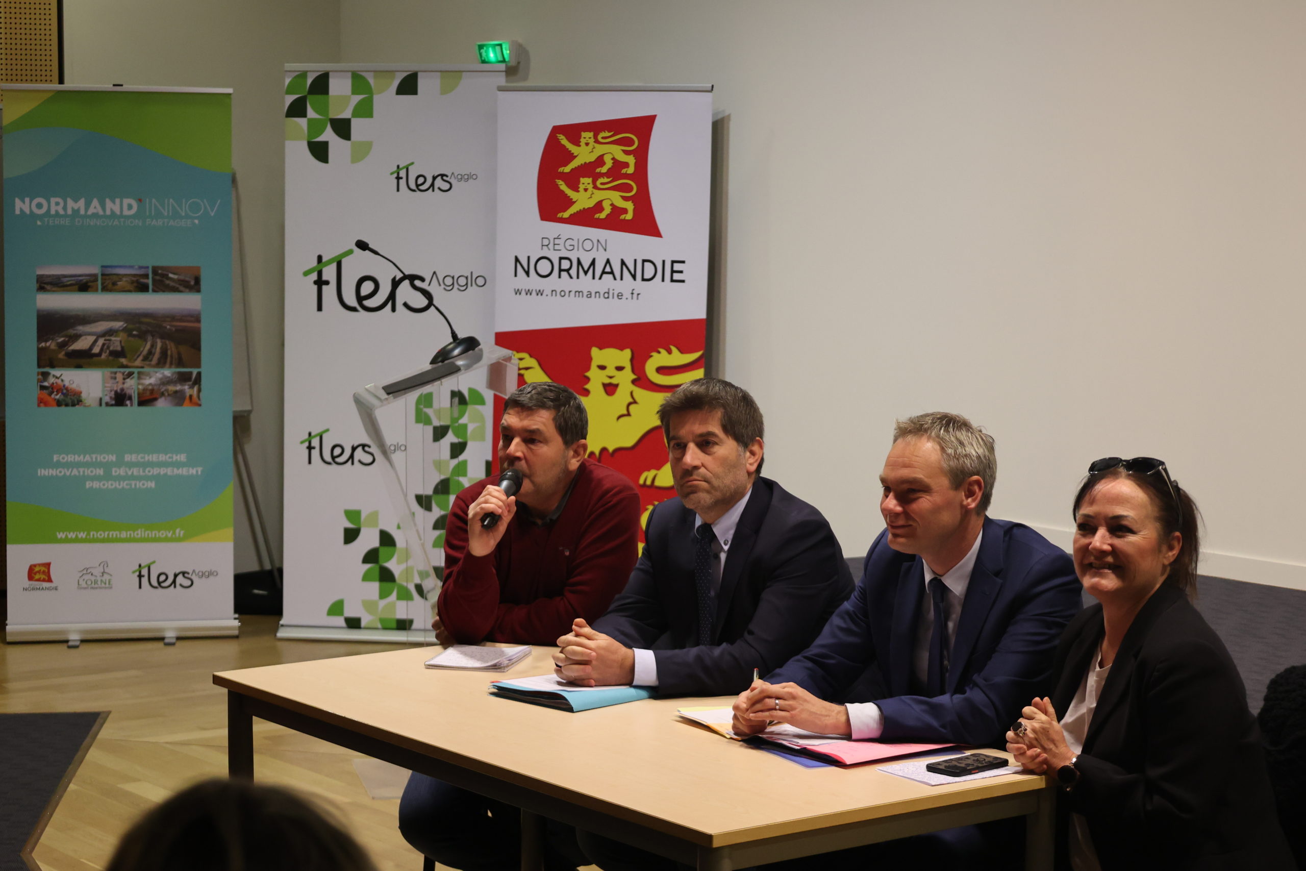 De gauche à droite : Jacques FORTIS, vice-président de Flers Agglo en charge de l'économie ; Jérôme NURY, député et conseiller départemental de l’Orne ; David MARGUERITTE, vice-président de la Région Normandie en charge de l’emploi, la formation, l’orientation et l’apprentissage ; Catherine MEUNIER, conseillère régionale et départementale.