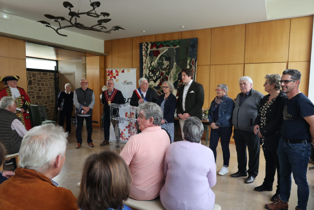 Yves Goasdoué, maire de Flers, a reçu la délégation de Warminster en salle d'honneur, entouré de plusieurs maires-adjoints et conseillers municipaux.