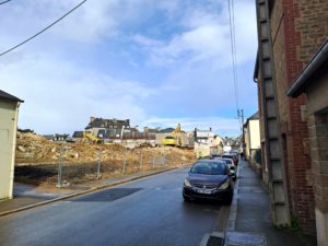 Côté rue de la Chaussée, à Flers.