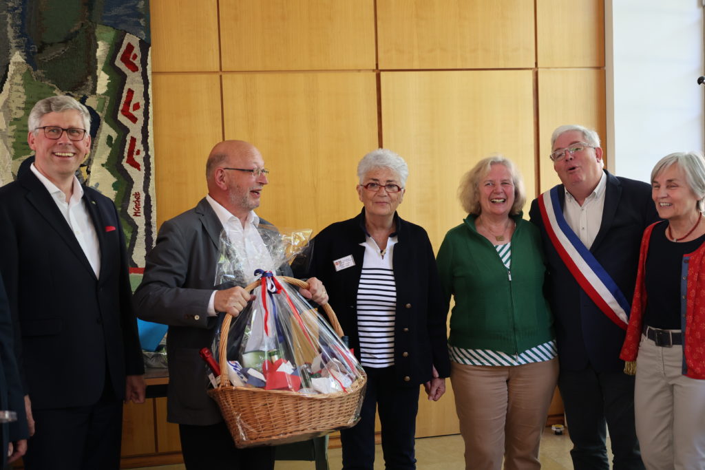 A gauche : Carsten Piellusch, le maire de Wunstorf.  A sa droite : Jean-Marc Chevallier, président du comité de julemage Flers-Wunstorf.