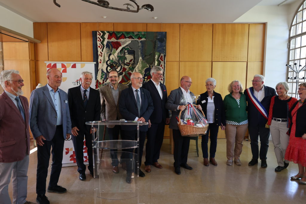 Tout à gauche : Michel Lambert, ancien maire de Flers. 3e homme en partant de la gauche : Horst Böse, ancien pédagogue à l'Otto-Hahn Schule. A sa droite : Claude Roussel, ancien principal du collège Jean Monnet.