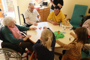 À Flers, élèves et aînés ont du plaisir à se retrouver