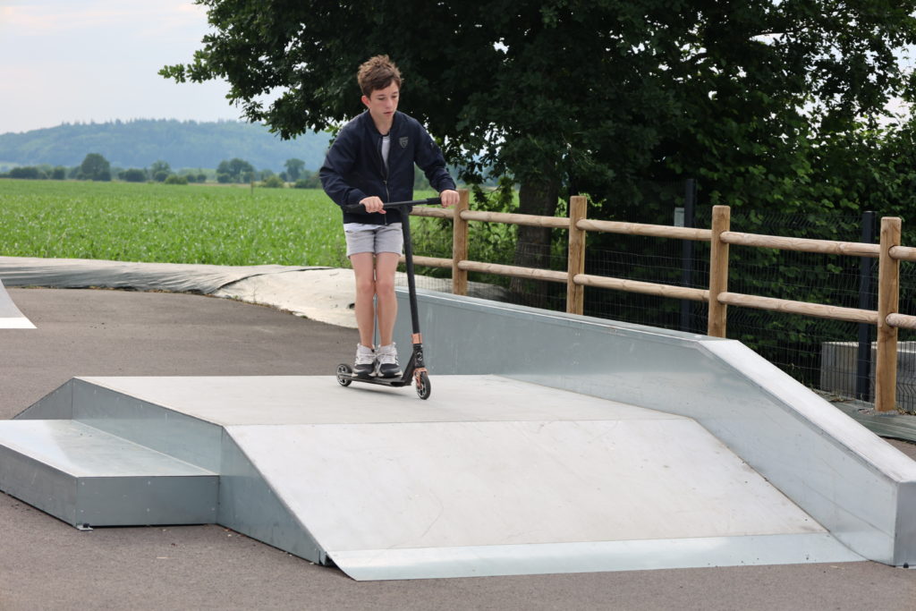Le skate parc de Saint-Georges-des-Groseillers a vue sur le mont de Cerisy-Belle-Etoile.