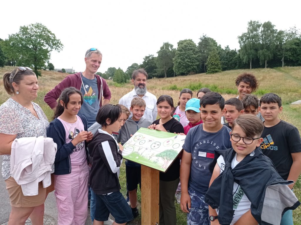 Les élèves de CM1-CM2 de Mesdames Malherbe et Leduc de l'école Morin-La Fontaine ont illustré le second panneau.