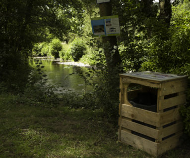 Un bac à rive le long du Noireau à Cahan