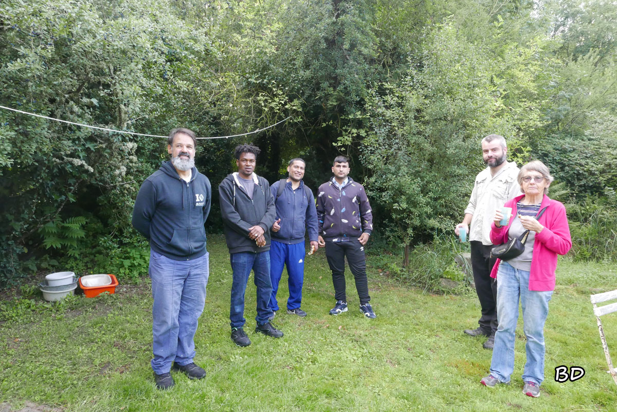 Omar Ayad (à gauche), vice-président de Flers Agglo en charge du Développement durable et de l'environnement a participé à l'opération de nettoyage du cours d'eau.