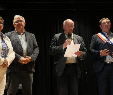 Jean-Pierre Salles reçoit le titre de maire honoraire de Briouze