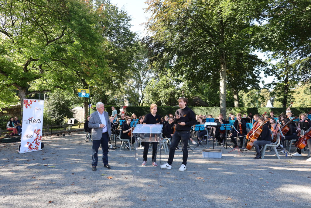 Une quarantaine de musiciens de l'orchestre symphonique de  Wunstorf et une vingtaine du conservatoire de musique de Flers se sont réunis samedi 30 septembre 2023 à Flers sur la nouvelle place Wunstorf pour sceller l'amitié franco-allemande.