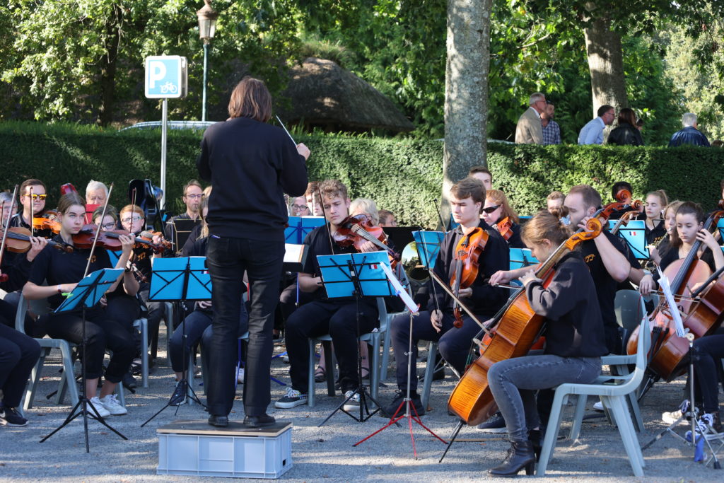 Les musiciens ont joué les hymnes européen, français et allemand, ainsi que la Valse de Chostacovitch.