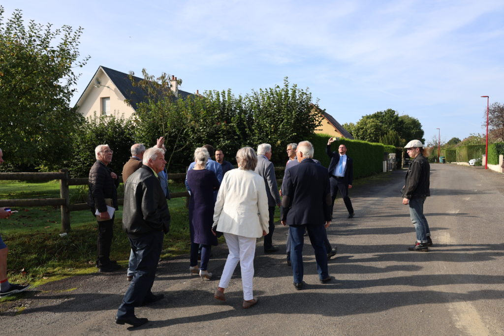 Les élus découvrent leffacement des réseaux dans le bourg d'Echalou dans le chemin des Buissons.