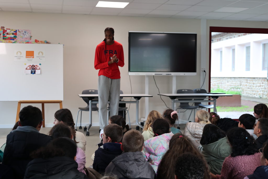 Dominique Malonga a répondu à toutes les questions des élèves de l'école élémentaire Sévigné Paul Bert (Flers) à son sujet et sur le basket en général.