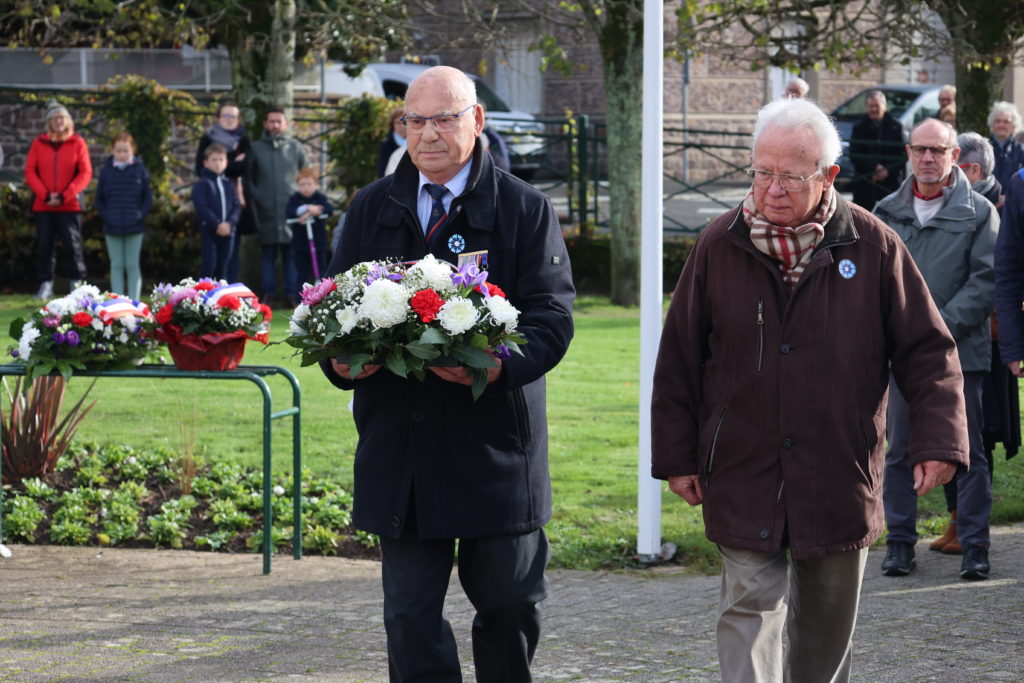 Jean Lavollée, président de l’UNC de Flers (Union Nationale des Combattants) et de Philippe Baratte.