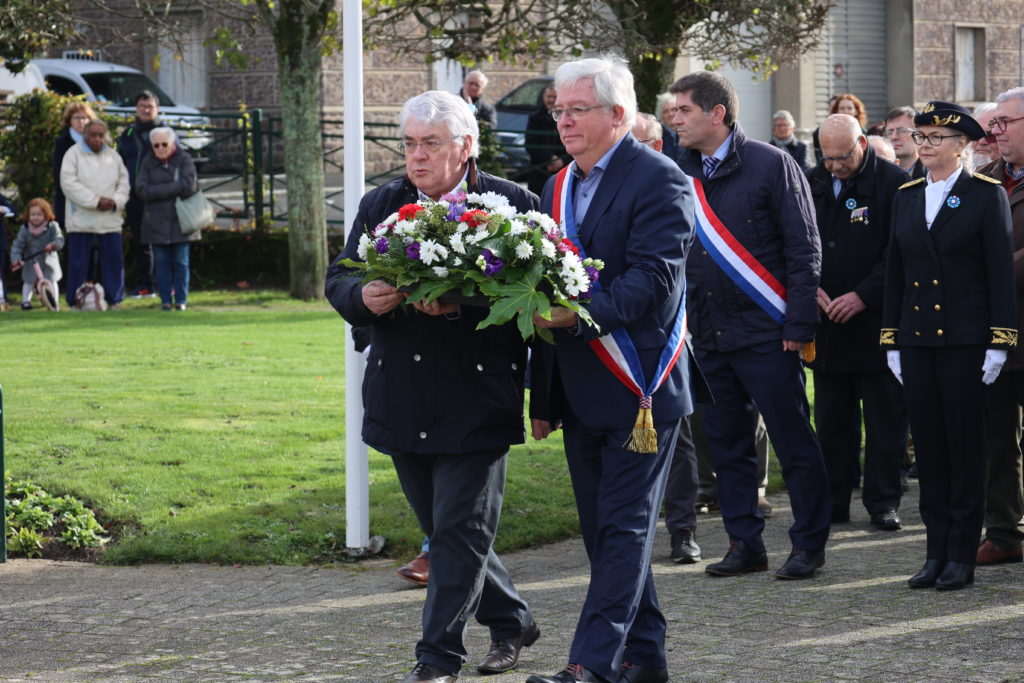 Yves Goasdoué, maire de Flers, accompagné de Jean-Pierre Hurel, maire-adjoint en charge des cérémonies patriotiques