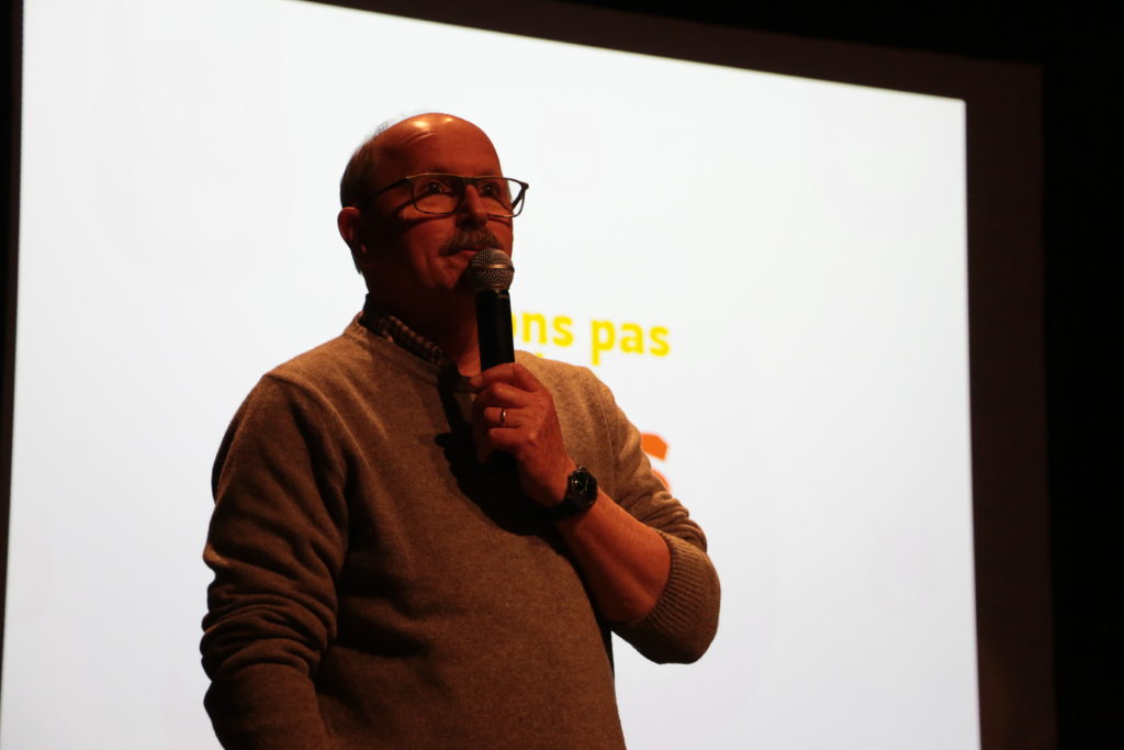 François Baille, vice-président de Flers Agglo en charge des pôles culturels, annonce les gagnants dans chaque catégorie.