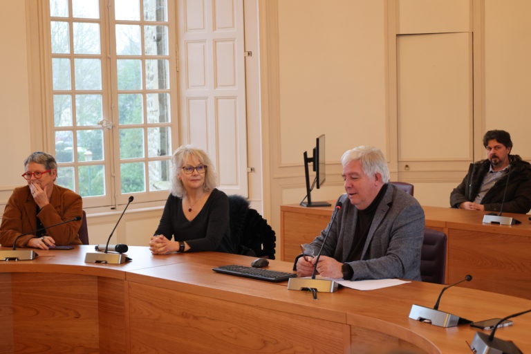 Isabelle Rioux, sous-préfète d'Argentan, et Yves Goasdoué, marie de Flers et président de Flers Agglo, lors de l'inauguration de la salle du conseil municipal de Flers le 14 décembre 2023.