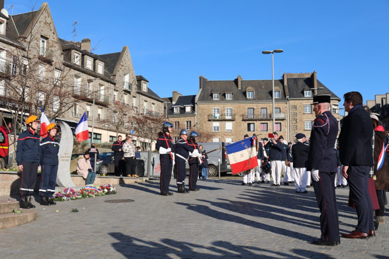 Un hommage a été rendu aux pompiers décédés en service.