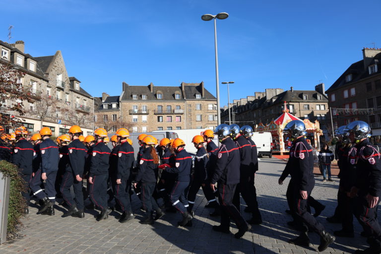 Après la cérémonie le cortège s'est ensuite rendu en salle d'honneur de la mairie de Flers.