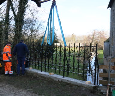 Une barrière en fer forgé faite maison au château de Flers