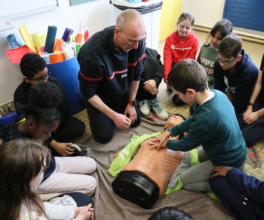 Le centre de secours de Flers sensibilise les élèves des Vallées aux gestes qui sauvent