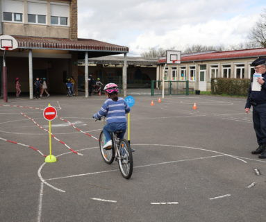 À Flers, les élèves des Vallées ont passé leur permis vélo avec la police nationale