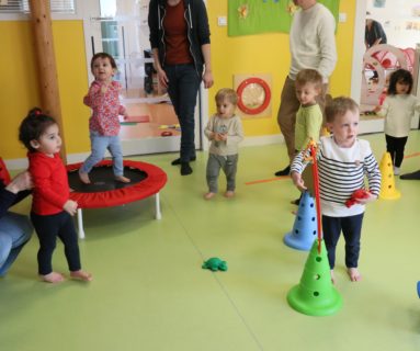 Semaine de la petite enfance à Flers Agglo : les enfants font découvrir leur crèche aux parents