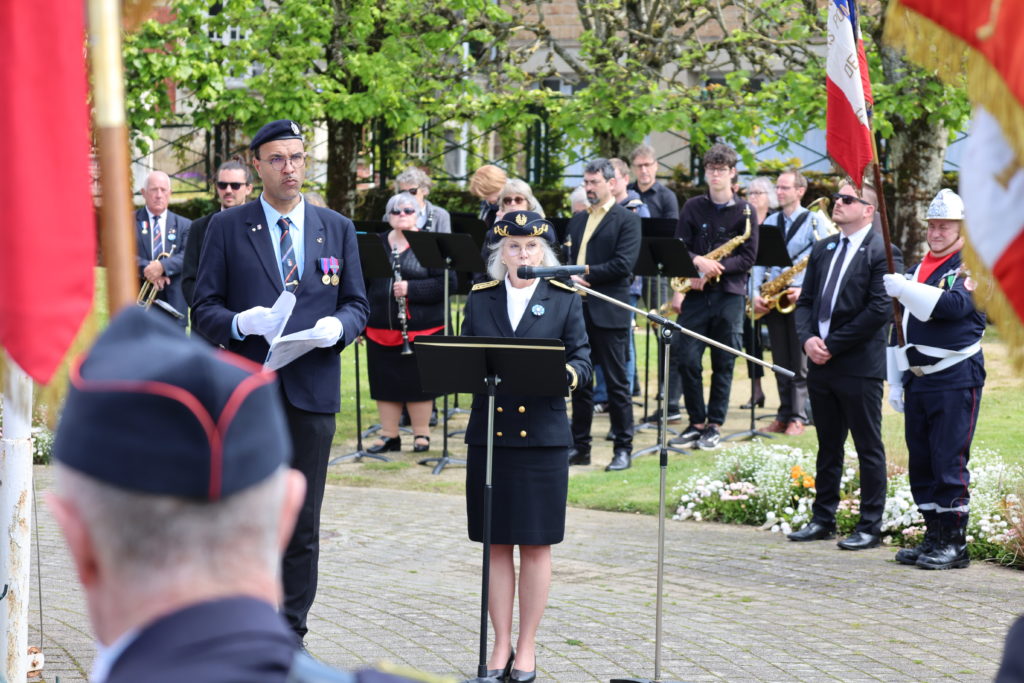 Isabelle RIOUX, sous-préfète d'Argentan, lit le message de Sébastien LECORNU, ministre des Armées, et de Patricia MIRALLES, secrétaire d’État auprès du ministre des Armées, chargée des Anciens combattants et de la Mémoire.