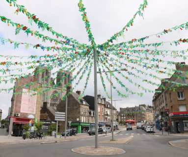 À Flers, les décorations estivales sont en cours d'installation