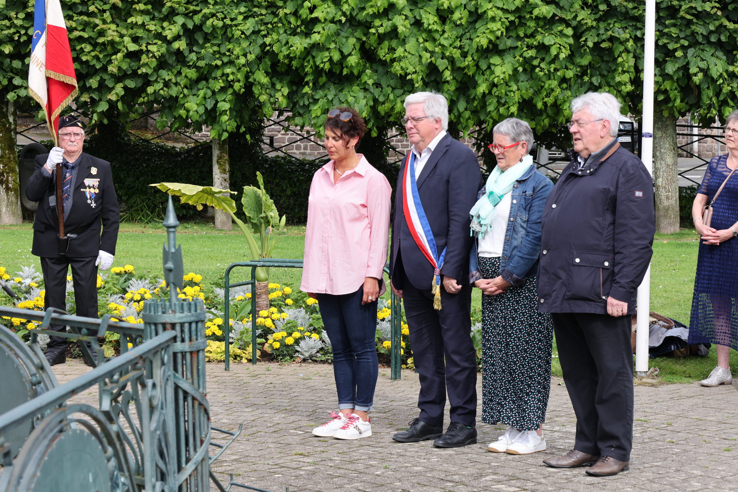Le premier dépôt de gerbes a été fait par Yves Goasdoué, maire de Flers, accompagné de Jean-Pierre Hurel, maire-adjoint chargé des cérémonies patriotiques, de Leïla Hardy, maire-adjointe en charge de l’éducation, et de  Dominique Armand, maire-adjointe en charge du patrimoine.