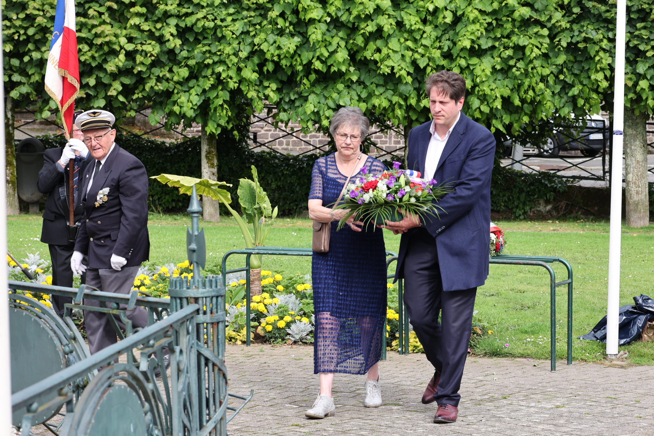 Les conseillers départementaux du canton de Flers 1 ont déposé la seconde gerbe de fleurs.