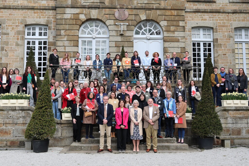 Photo de famille du réseau des musées normands sur le perron du château de Flers