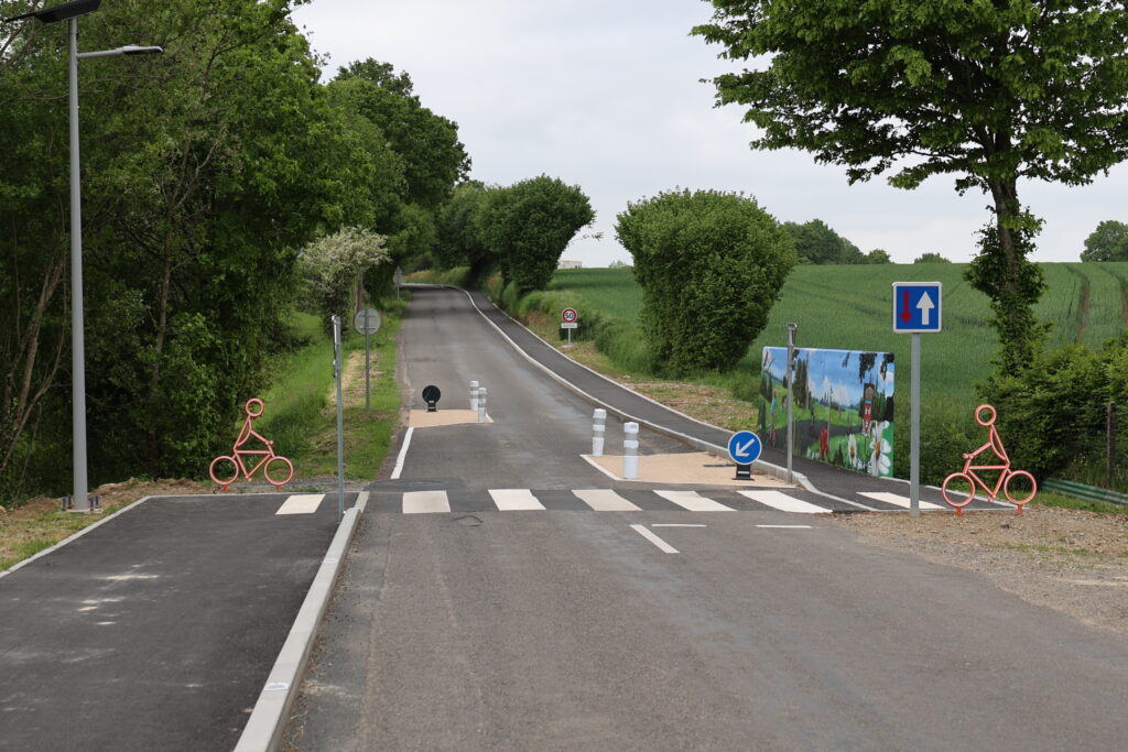 La voie douce de la Lande-Patry démarre au foyer d’hébergement Les Bruyères (ADAPEI) et rejoint le hameau de L’Oisellerie par la rue des Colombes.