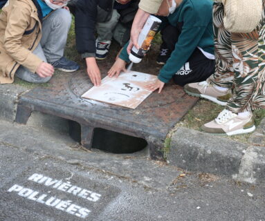 Des enfants demandent de ne plus jeter les déchets dans la rue
