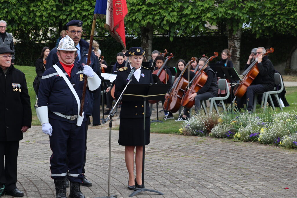 Isabelle Rioux, sous-préfète d'Argentan, a lu le discours de Sébastien Lecornu, ministre des armées, et de Patricia Miralles, ministre déléguée auprès du ministre des Armées, chargée de la Mémoire et des Anciens combattants.