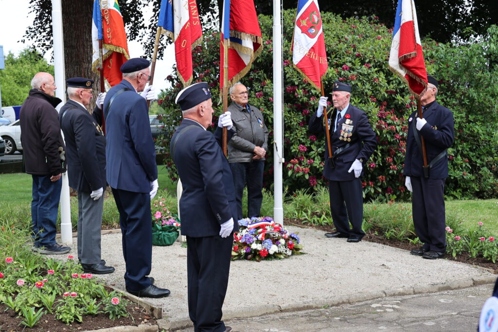 Premier hommage devant la stèle des libérateurs de Flers, à l'entrée du cimetière.